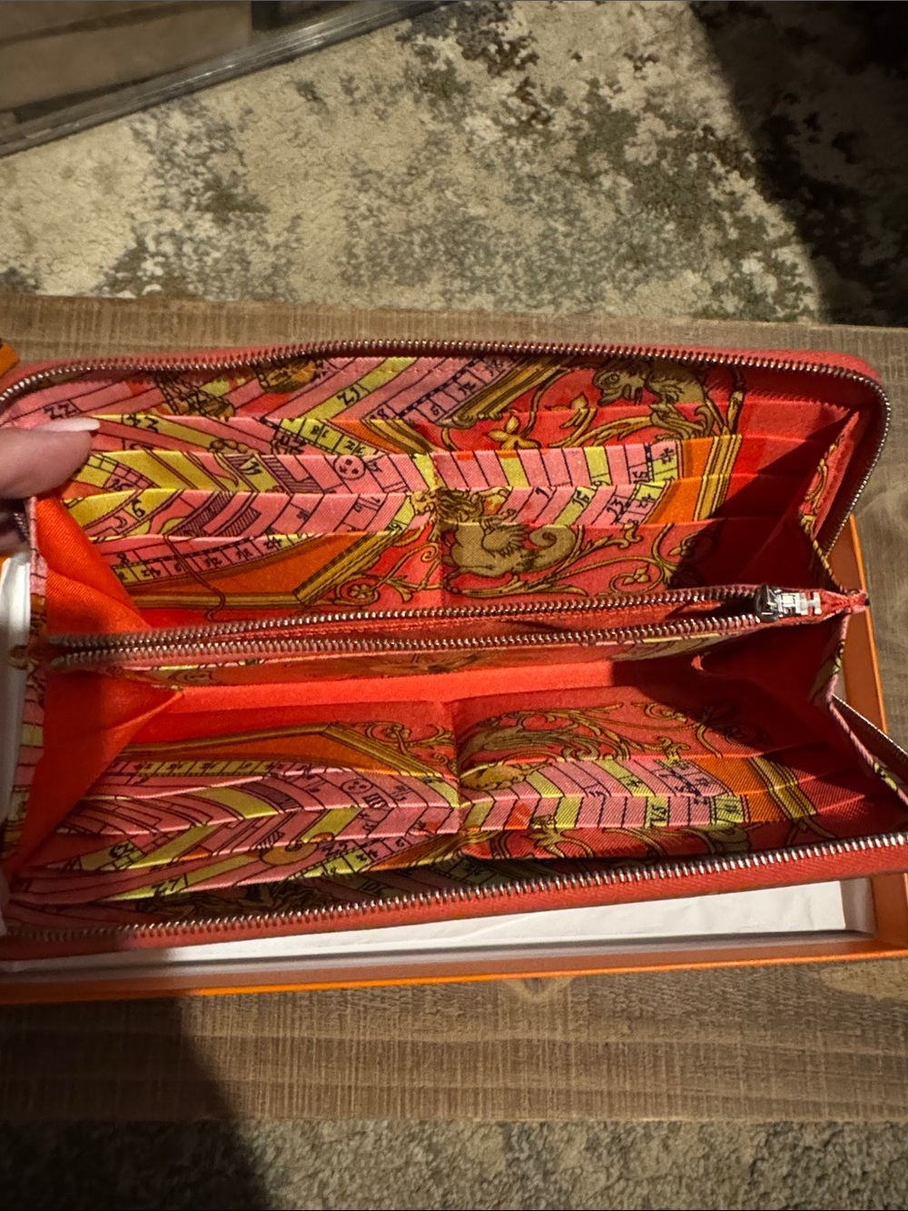 Hermès zip wallet- silk lining - some coin residue but overall in great cond. - Picture 4 of 7